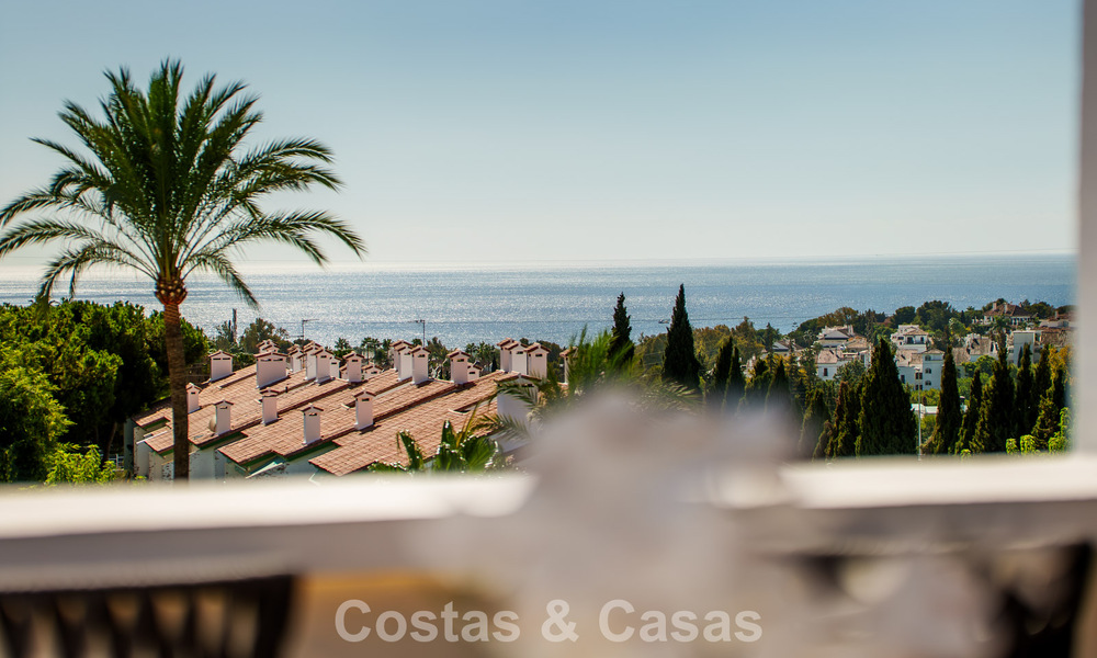 Casa adosada renovada en venta en la Milla de Oro, a poca distancia de la playa y de Puente Romano, Marbella 797303