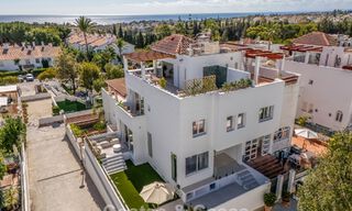 Casa adosada renovada en venta en la Milla de Oro, a poca distancia de la playa y de Puente Romano, Marbella 797305 