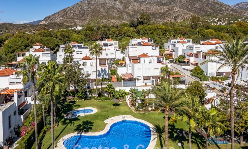 Casa adosada renovada en venta en la Milla de Oro, a poca distancia de la playa y de Puente Romano, Marbella 797306