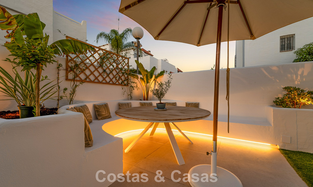 Casa adosada renovada en venta en la Milla de Oro, a poca distancia de la playa y de Puente Romano, Marbella 797309