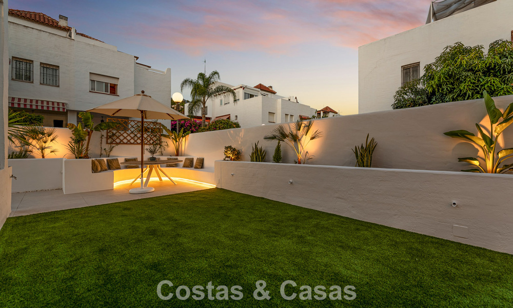 Casa adosada renovada en venta en la Milla de Oro, a poca distancia de la playa y de Puente Romano, Marbella 797310