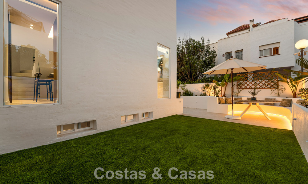 Casa adosada renovada en venta en la Milla de Oro, a poca distancia de la playa y de Puente Romano, Marbella 797311