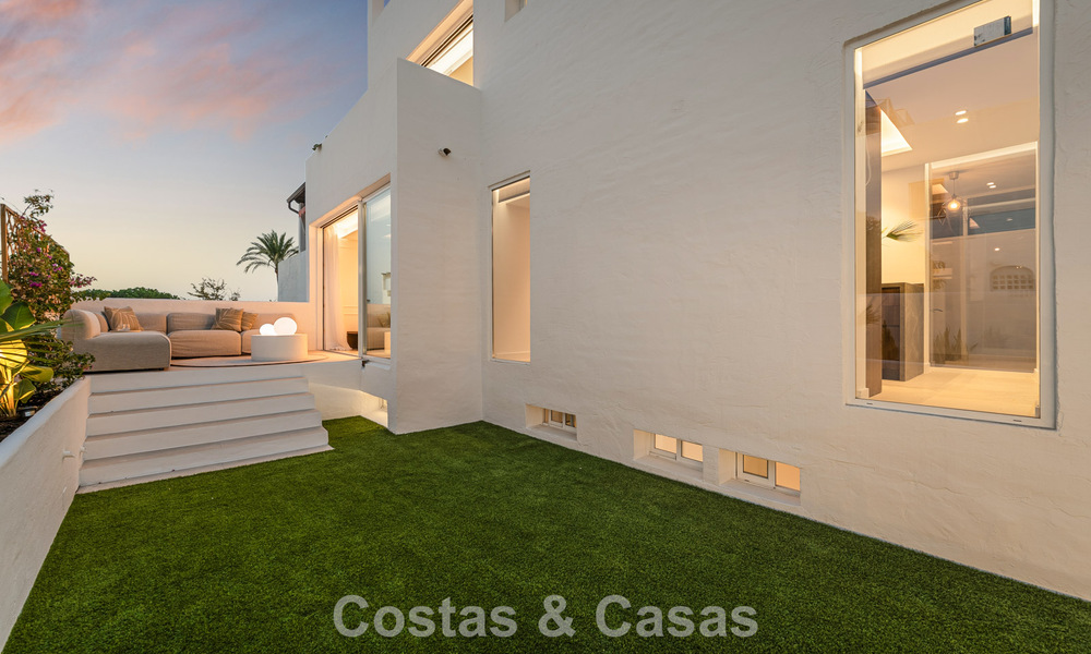 Casa adosada renovada en venta en la Milla de Oro, a poca distancia de la playa y de Puente Romano, Marbella 797312