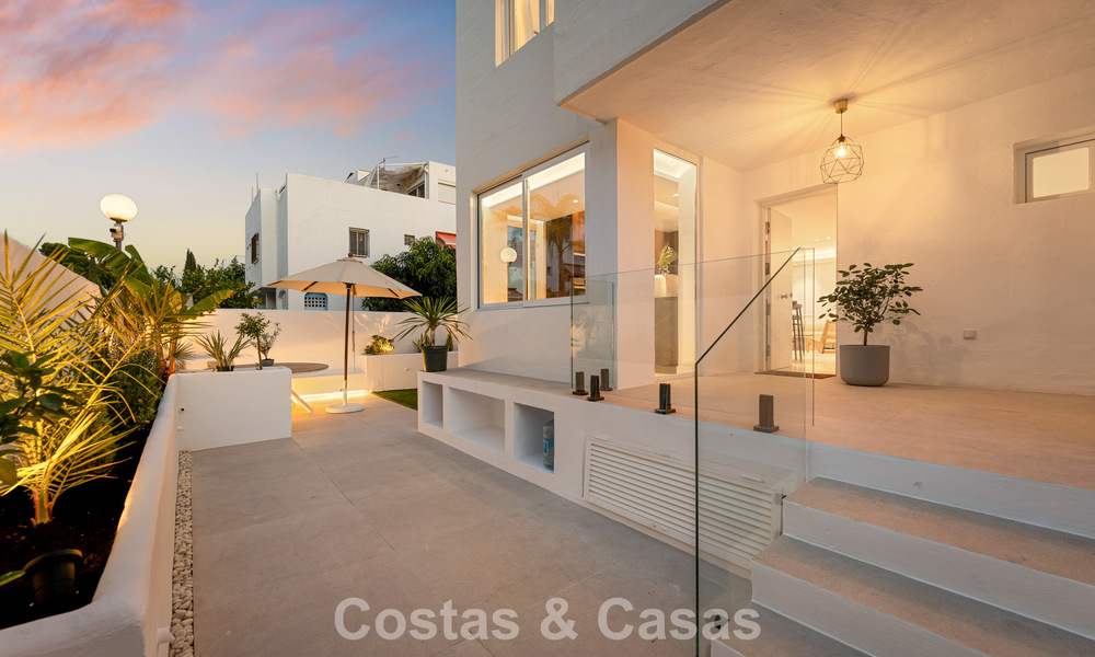 Casa adosada renovada en venta en la Milla de Oro, a poca distancia de la playa y de Puente Romano, Marbella 797313