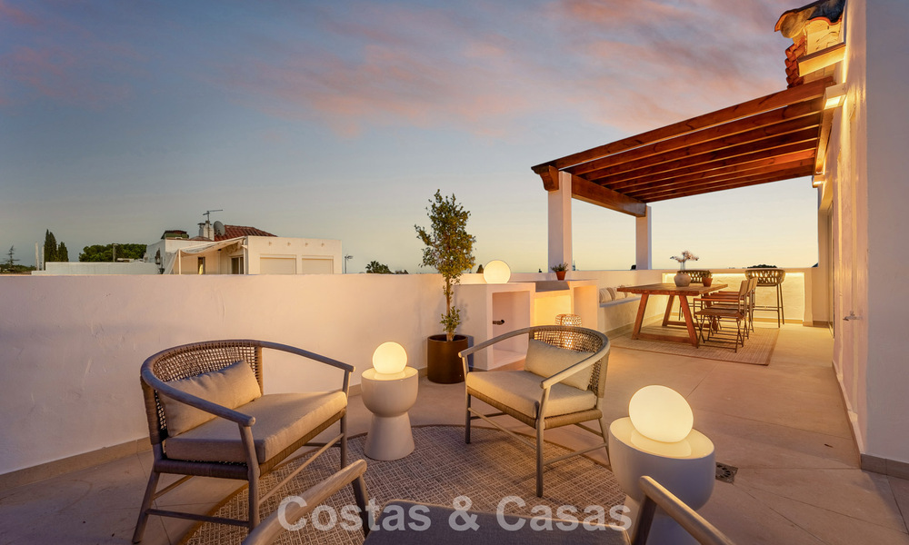 Casa adosada renovada en venta en la Milla de Oro, a poca distancia de la playa y de Puente Romano, Marbella 797315