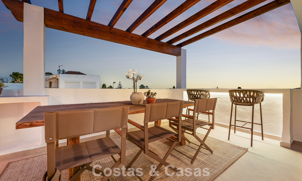 Casa adosada renovada en venta en la Milla de Oro, a poca distancia de la playa y de Puente Romano, Marbella 797317