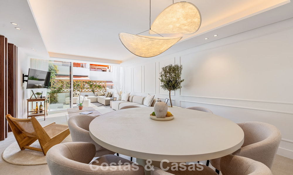 Casa adosada renovada en venta en la Milla de Oro, a poca distancia de la playa y de Puente Romano, Marbella 797319