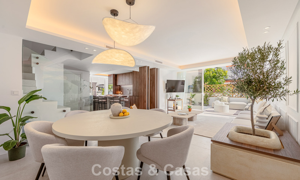 Casa adosada renovada en venta en la Milla de Oro, a poca distancia de la playa y de Puente Romano, Marbella 797320