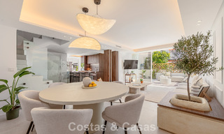 Casa adosada renovada en venta en la Milla de Oro, a poca distancia de la playa y de Puente Romano, Marbella 797320 
