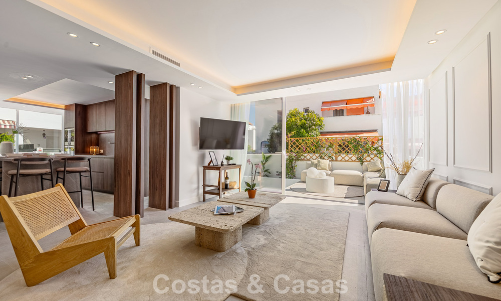 Casa adosada renovada en venta en la Milla de Oro, a poca distancia de la playa y de Puente Romano, Marbella 797321