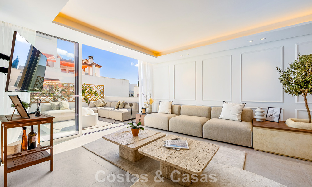 Casa adosada renovada en venta en la Milla de Oro, a poca distancia de la playa y de Puente Romano, Marbella 797323