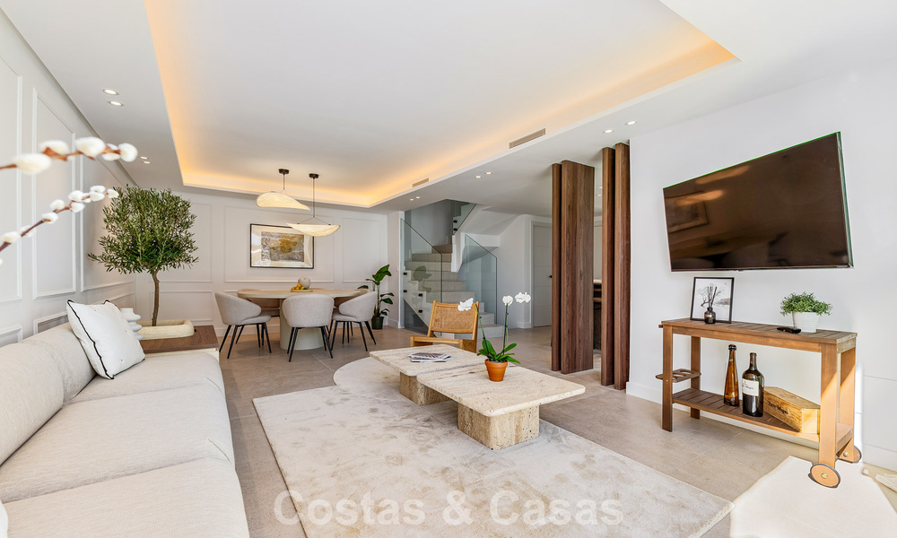 Casa adosada renovada en venta en la Milla de Oro, a poca distancia de la playa y de Puente Romano, Marbella 797324