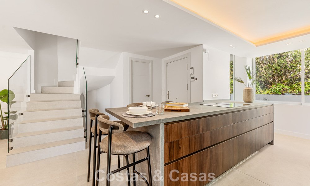 Casa adosada renovada en venta en la Milla de Oro, a poca distancia de la playa y de Puente Romano, Marbella 797326