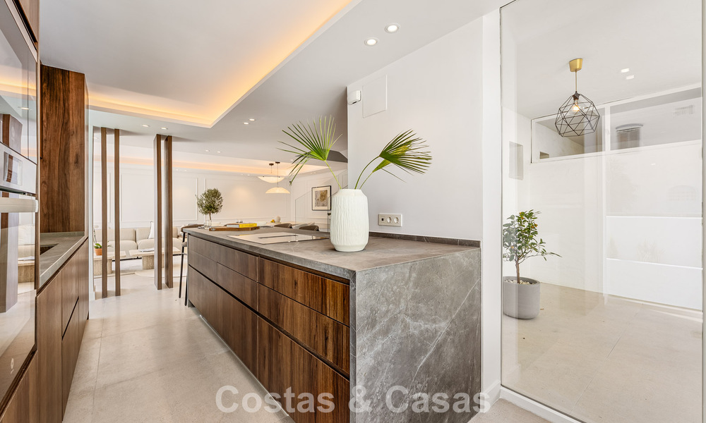 Casa adosada renovada en venta en la Milla de Oro, a poca distancia de la playa y de Puente Romano, Marbella 797327
