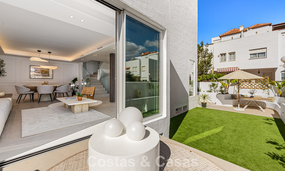 Casa adosada renovada en venta en la Milla de Oro, a poca distancia de la playa y de Puente Romano, Marbella 797330