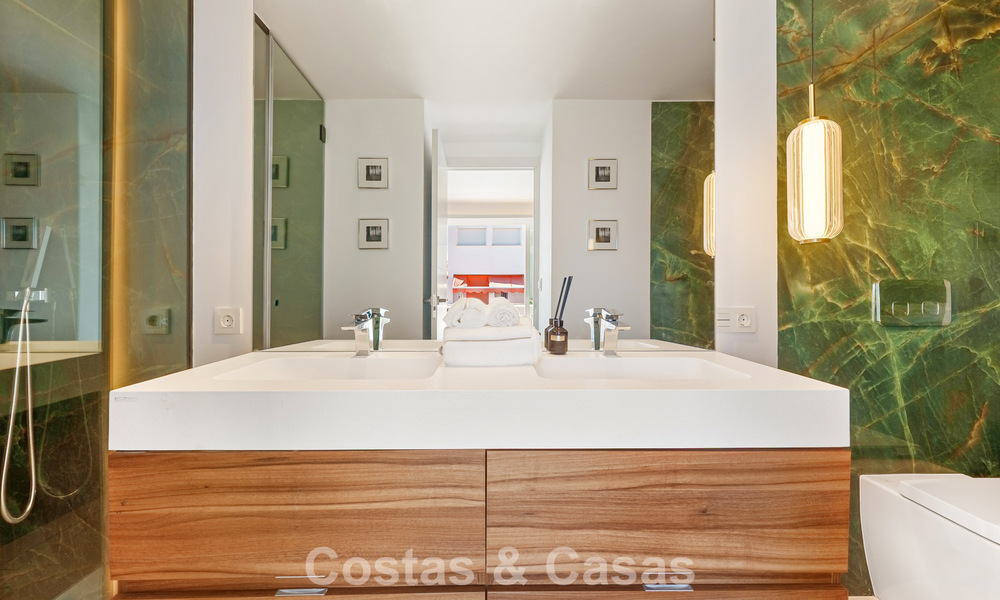 Casa adosada renovada en venta en la Milla de Oro, a poca distancia de la playa y de Puente Romano, Marbella 797338