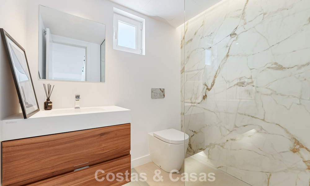 Casa adosada renovada en venta en la Milla de Oro, a poca distancia de la playa y de Puente Romano, Marbella 797340