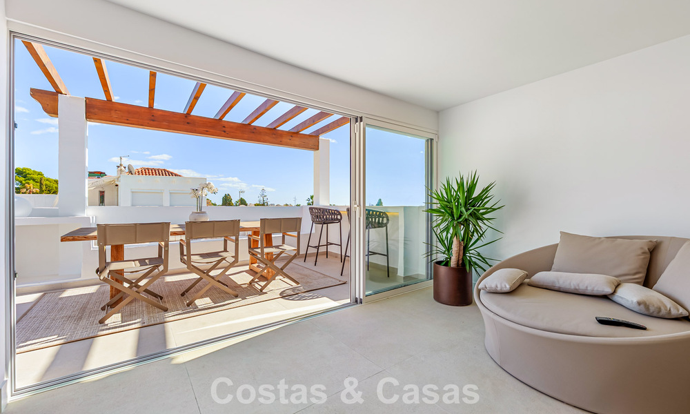 Casa adosada renovada en venta en la Milla de Oro, a poca distancia de la playa y de Puente Romano, Marbella 797341