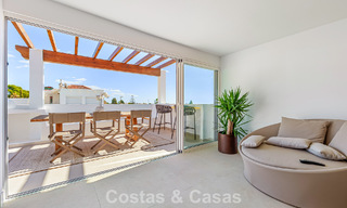 Casa adosada renovada en venta en la Milla de Oro, a poca distancia de la playa y de Puente Romano, Marbella 797341 