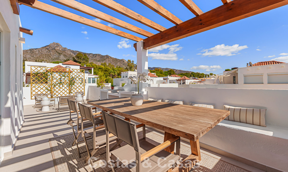 Casa adosada renovada en venta en la Milla de Oro, a poca distancia de la playa y de Puente Romano, Marbella 797344