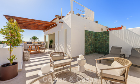 Casa adosada renovada en venta en la Milla de Oro, a poca distancia de la playa y de Puente Romano, Marbella 797345