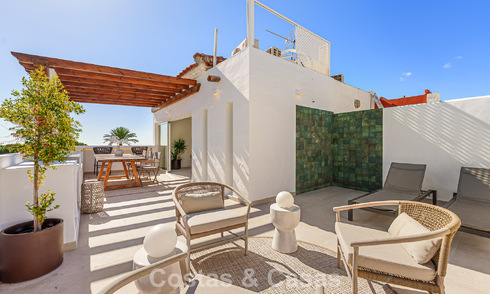 Casa adosada renovada en venta en la Milla de Oro, a poca distancia de la playa y de Puente Romano, Marbella 797345