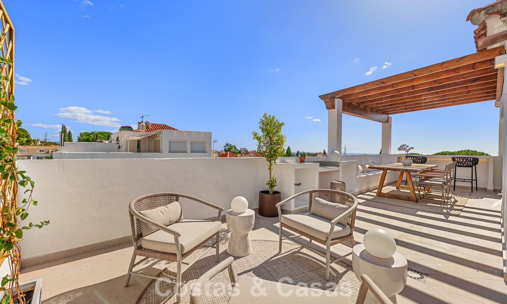 Casa adosada renovada en venta en la Milla de Oro, a poca distancia de la playa y de Puente Romano, Marbella 797346