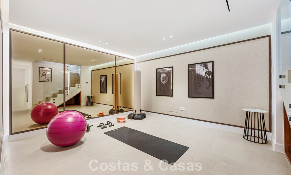 Casa adosada renovada en venta en la Milla de Oro, a poca distancia de la playa y de Puente Romano, Marbella 797347