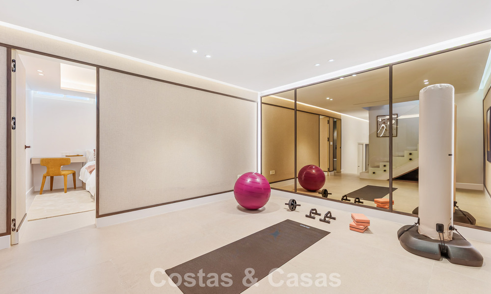 Casa adosada renovada en venta en la Milla de Oro, a poca distancia de la playa y de Puente Romano, Marbella 797348