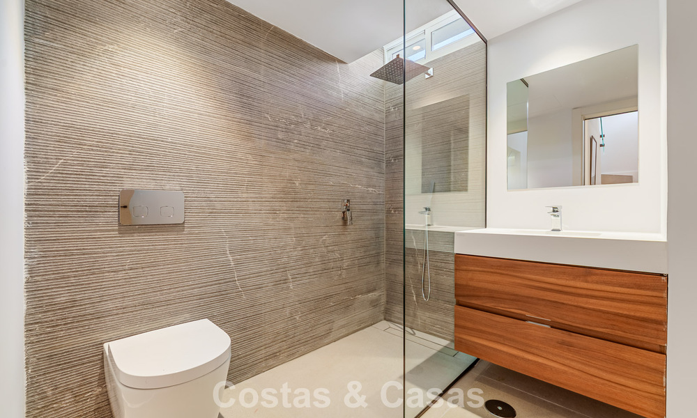 Casa adosada renovada en venta en la Milla de Oro, a poca distancia de la playa y de Puente Romano, Marbella 797350