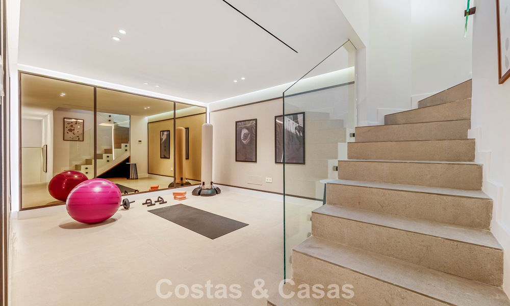 Casa adosada renovada en venta en la Milla de Oro, a poca distancia de la playa y de Puente Romano, Marbella 797352