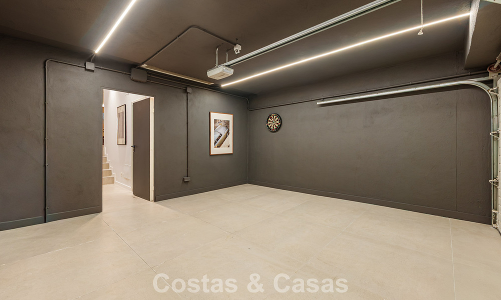 Casa adosada renovada en venta en la Milla de Oro, a poca distancia de la playa y de Puente Romano, Marbella 797353