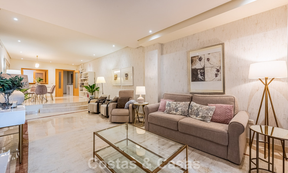 Exclusivo apartamento en venta a 150m de la playa cerca de Puerto Banús, Marbella 797158