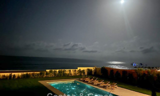 Exclusiva villa moderna en primera línea de playa en venta con acceso directo al mar en Mijas, Costa del Sol 797373 