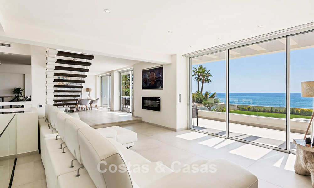 Exclusiva villa moderna en primera línea de playa en venta con acceso directo al mar en Mijas, Costa del Sol 797374