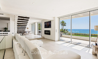 Exclusiva villa moderna en primera línea de playa en venta con acceso directo al mar en Mijas, Costa del Sol 797374 