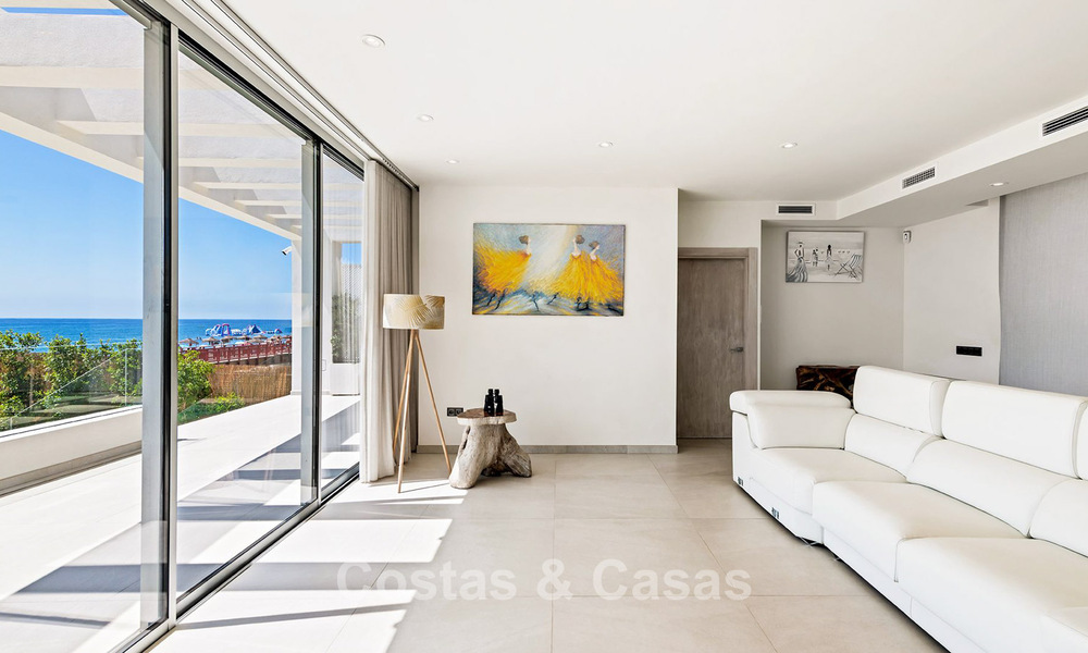 Exclusiva villa moderna en primera línea de playa en venta con acceso directo al mar en Mijas, Costa del Sol 797375
