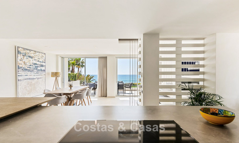 Exclusiva villa moderna en primera línea de playa en venta con acceso directo al mar en Mijas, Costa del Sol 797376