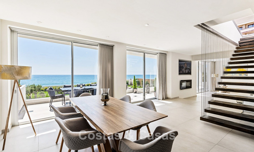Exclusiva villa moderna en primera línea de playa en venta con acceso directo al mar en Mijas, Costa del Sol 797377