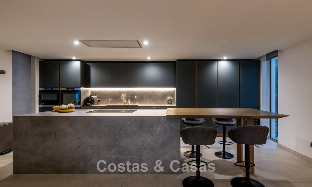 Exclusiva villa moderna en primera línea de playa en venta con acceso directo al mar en Mijas, Costa del Sol 797379