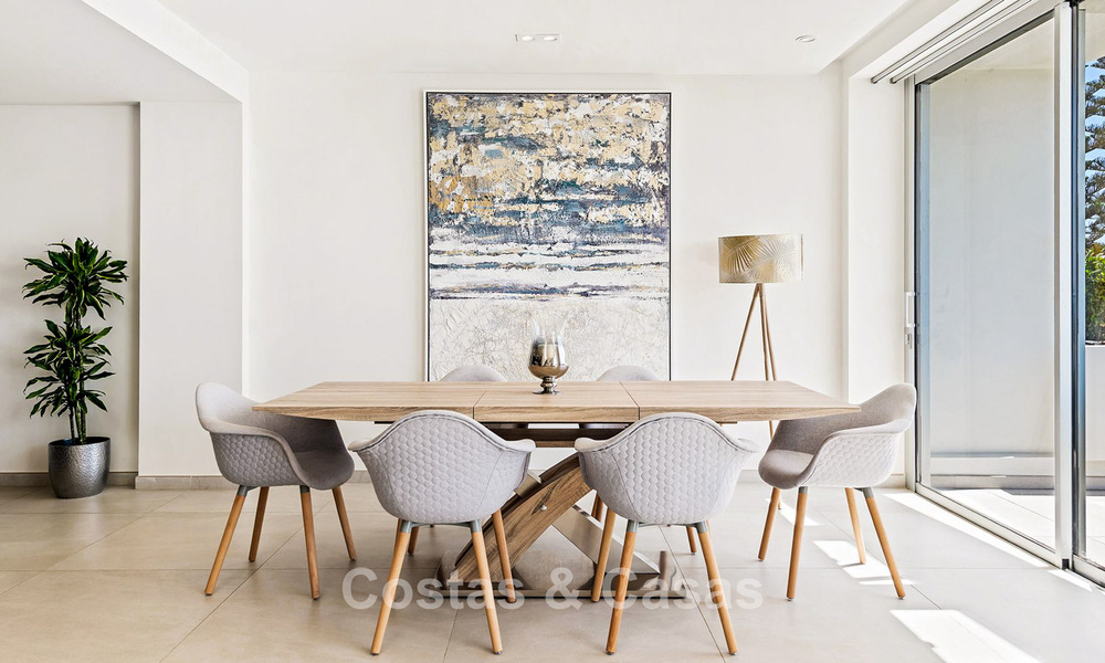 Exclusiva villa moderna en primera línea de playa en venta con acceso directo al mar en Mijas, Costa del Sol 797380