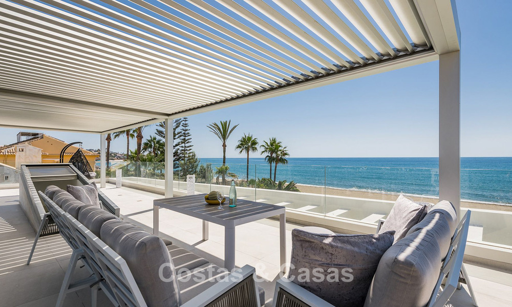 Exclusiva villa moderna en primera línea de playa en venta con acceso directo al mar en Mijas, Costa del Sol 797381