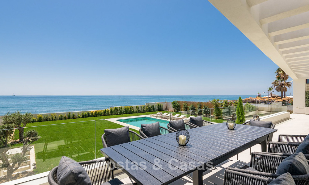 Exclusiva villa moderna en primera línea de playa en venta con acceso directo al mar en Mijas, Costa del Sol 797382