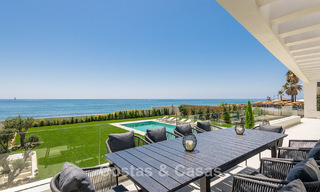 Exclusiva villa moderna en primera línea de playa en venta con acceso directo al mar en Mijas, Costa del Sol 797382 