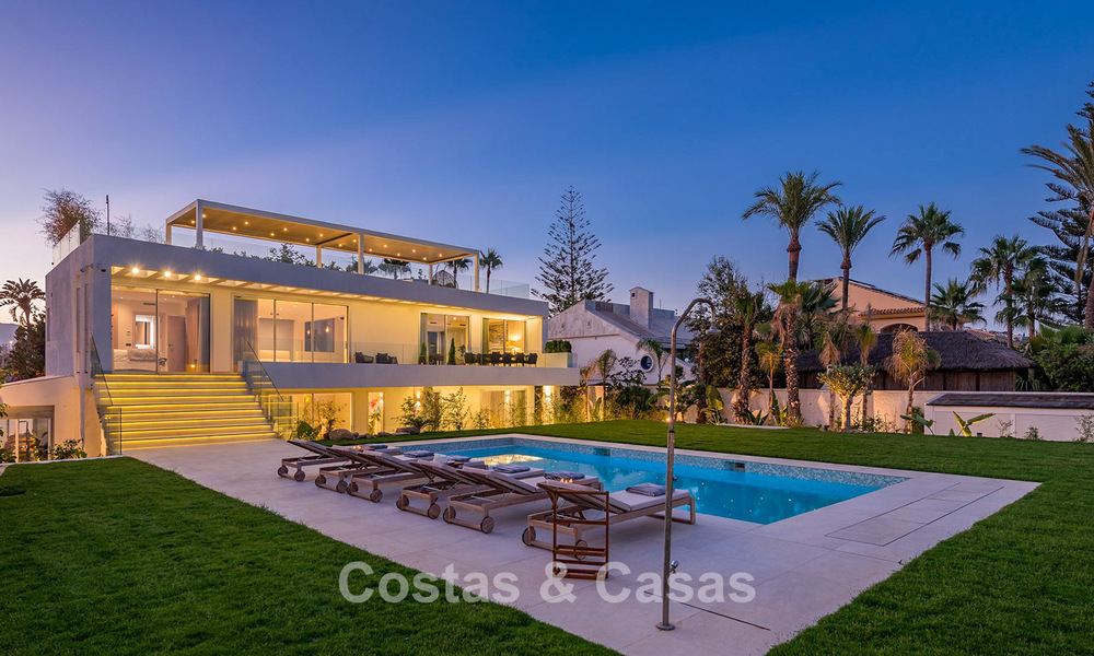 Exclusiva villa moderna en primera línea de playa en venta con acceso directo al mar en Mijas, Costa del Sol 797383
