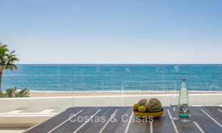 Exclusiva villa moderna en primera línea de playa en venta con acceso directo al mar en Mijas, Costa del Sol 797384 