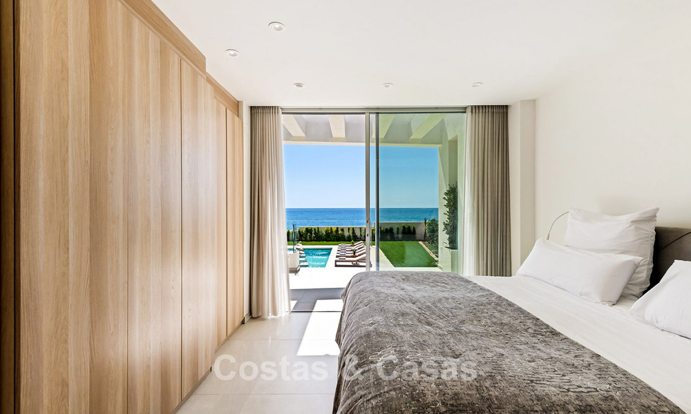 Exclusiva villa moderna en primera línea de playa en venta con acceso directo al mar en Mijas, Costa del Sol 797385