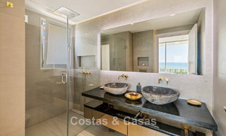 Exclusiva villa moderna en primera línea de playa en venta con acceso directo al mar en Mijas, Costa del Sol 797386 
