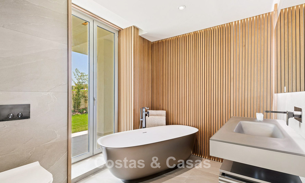 Exclusiva villa moderna en primera línea de playa en venta con acceso directo al mar en Mijas, Costa del Sol 797387