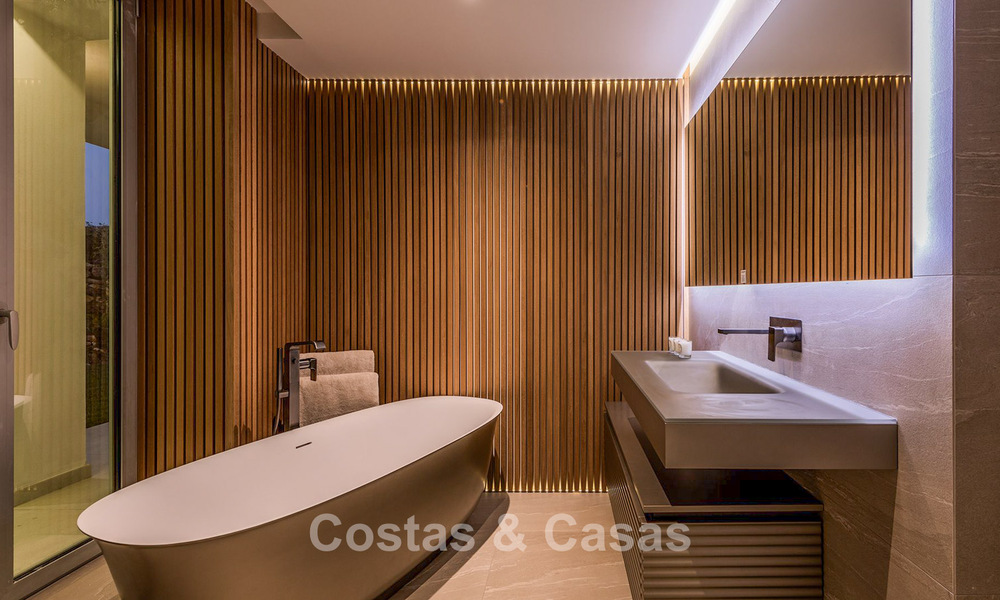 Exclusiva villa moderna en primera línea de playa en venta con acceso directo al mar en Mijas, Costa del Sol 797388